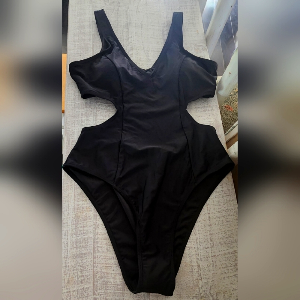 👙NWOT Large Naya Cut-out Swimsuit